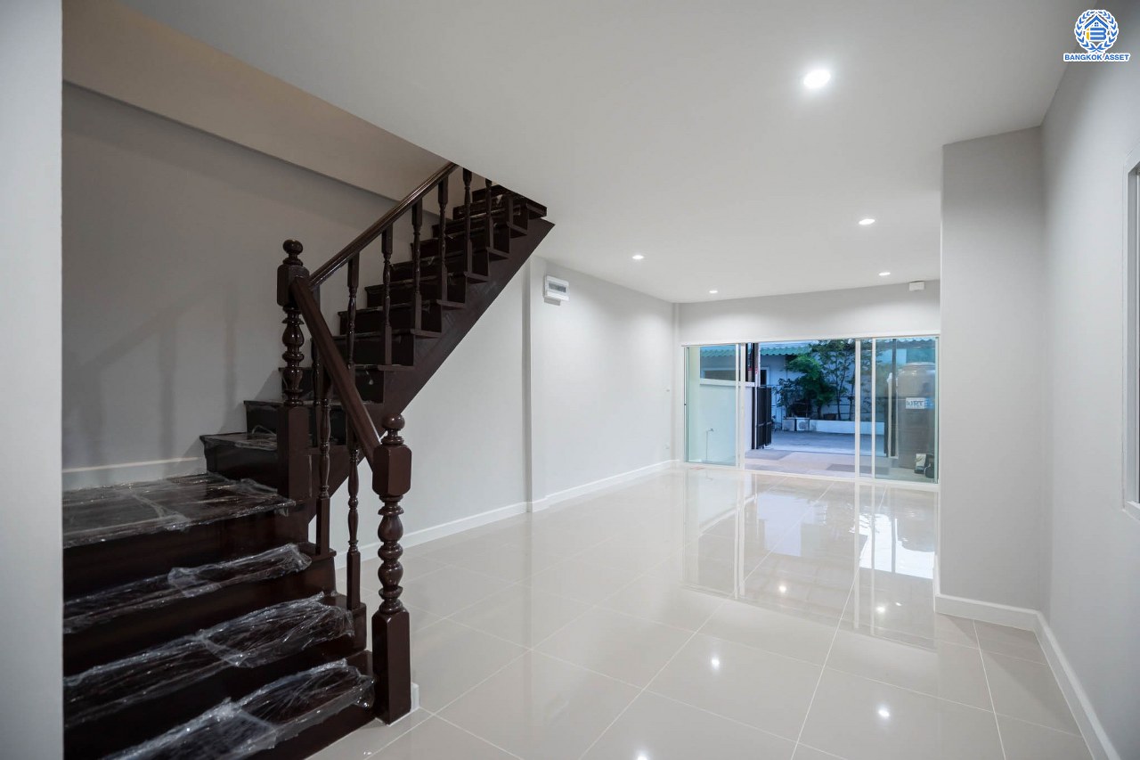 บ้านมือสองตกแต่งใหม่ โครงการ บ้านดุลิยานนท์ ติวานนท์ ทาวน์เฮ้าส์พร้อมอยู่ หลังมุม ราคาสุดคุ้ม! เนื้อที่ 16 ตร.ว. ฟังก์ชัน 2 ห้องนอน 2 ห้องน้ำ 1 ที่จอดรถ บนทำเลเชื่อมต่อเมือง ใกล้รถไฟฟ้าสายสีชมพู "สถานีสามัคคี" และจุดขึ้นทางด่วน "งามวงศ์วาน"